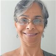 Professora aposentada que ama ensinar no Ensino Fundamental